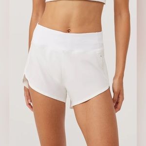 outdoor voices hudson 2.5” shorts white small workout mid rise run cycle